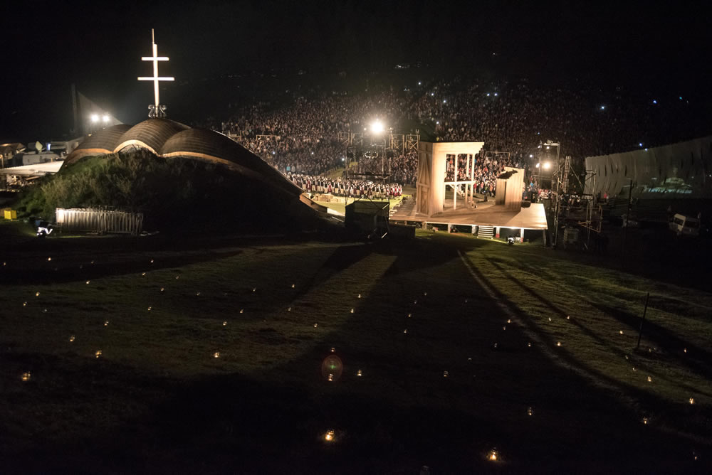 Berettyán Nándor (középen) Krisztus szerepében a Csíksomlyói passió előadásán a csíksomlyói hegynyeregben 2018. augusztus 18-án. (Fotó: MTI, Veres Nándor)