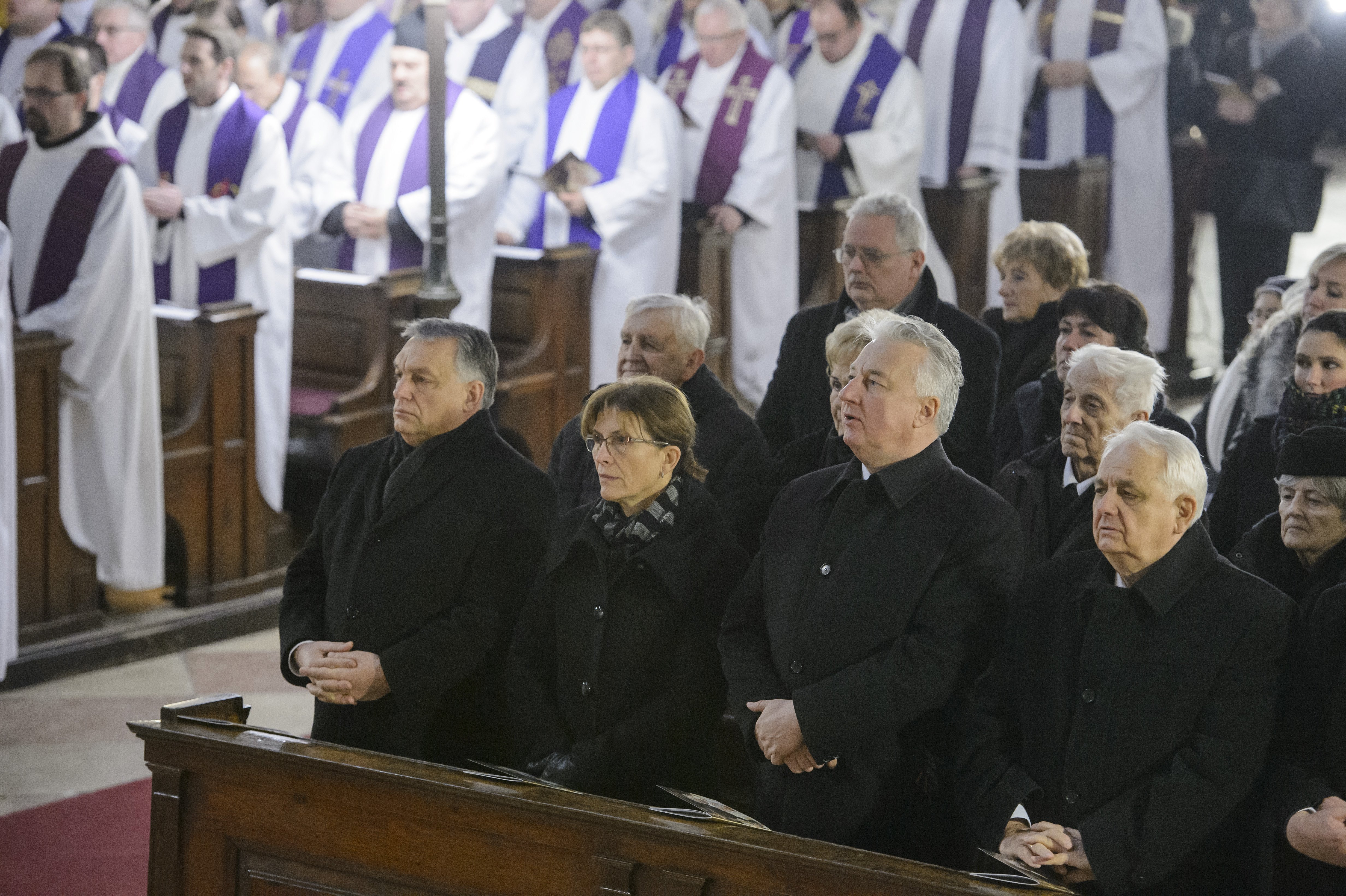  Orbán Viktor miniszterelnök (első sor b), mellette felesége, Lévai Anikó (b2), Semjén Zsolt nemzetpolitikáért, egyházügyekért és nemzetiségekért felelős miniszterelnök-helyettes (b3) és Latorcai János, az Országgyűlés kereszténydemokrata alelnöke (b4)