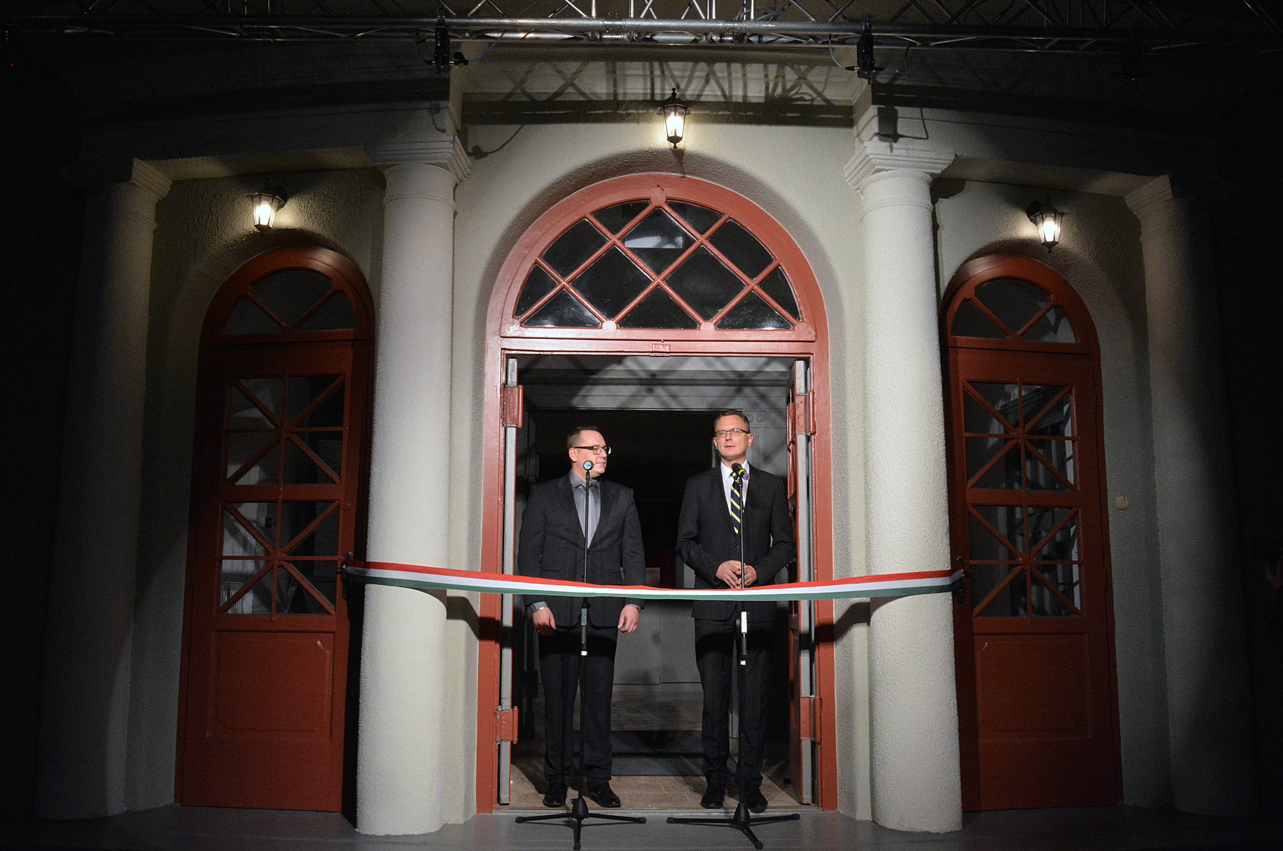 Kis Domonkos Márk színházigazgató és Rétvári Bence (KDNP), az Emberi Erőforrások Minisztériumának parlamenti államtitkára átadja a megújult Váci Dunakanyar Színházat (Vác, 2018.11.04. KDNP fotó: Váli Miklós)