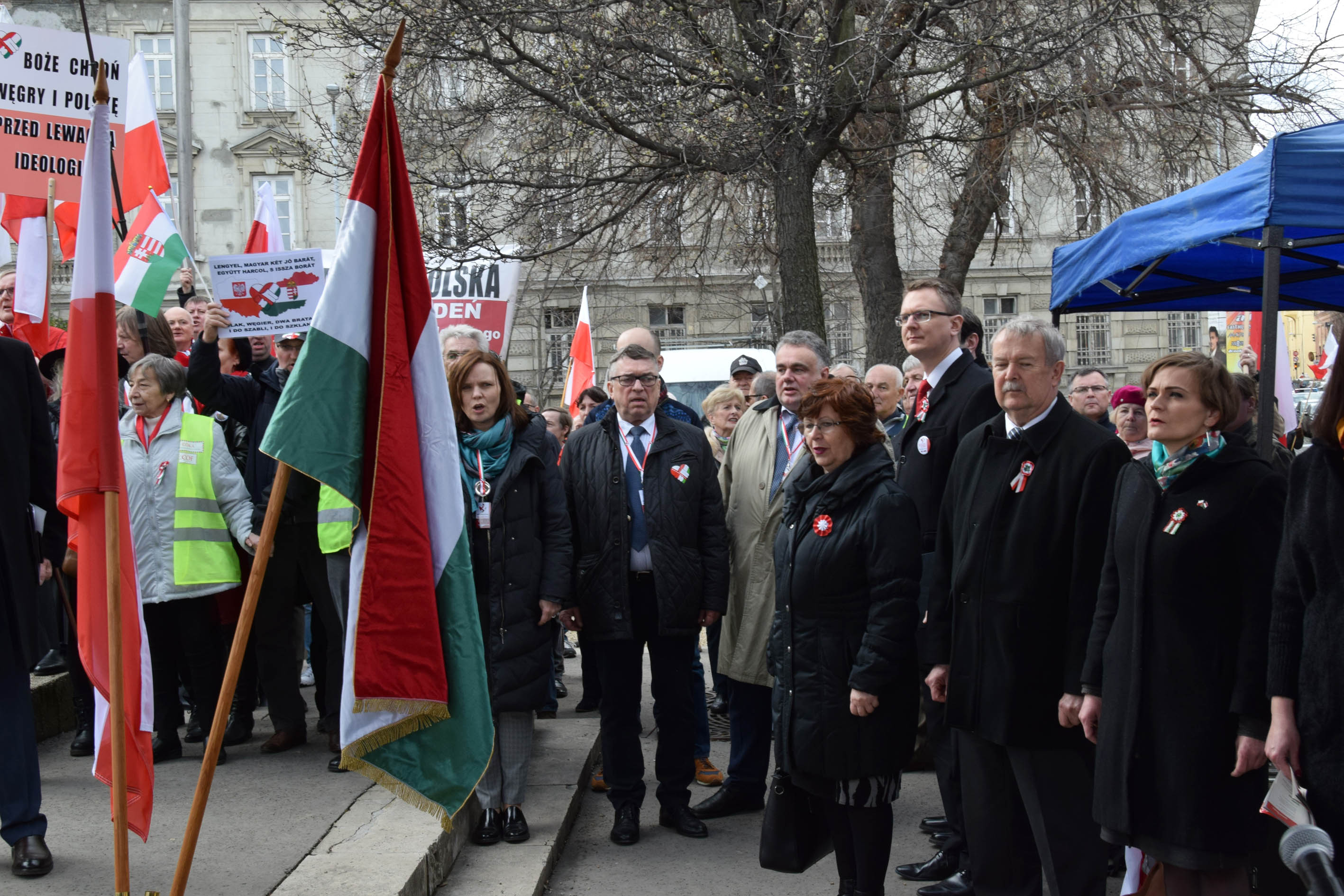 A Civil Összefogás Fórum (CÖF) - Civil Összefogás Közhasznú Alapítvány (CÖKA) és a Gazeta Polska klubjainak közös, az 1848-49-es forradalom és szabadságharc alkalmából tartott megemlékezése a fővárosi Bem téren 2019. március 15-én
