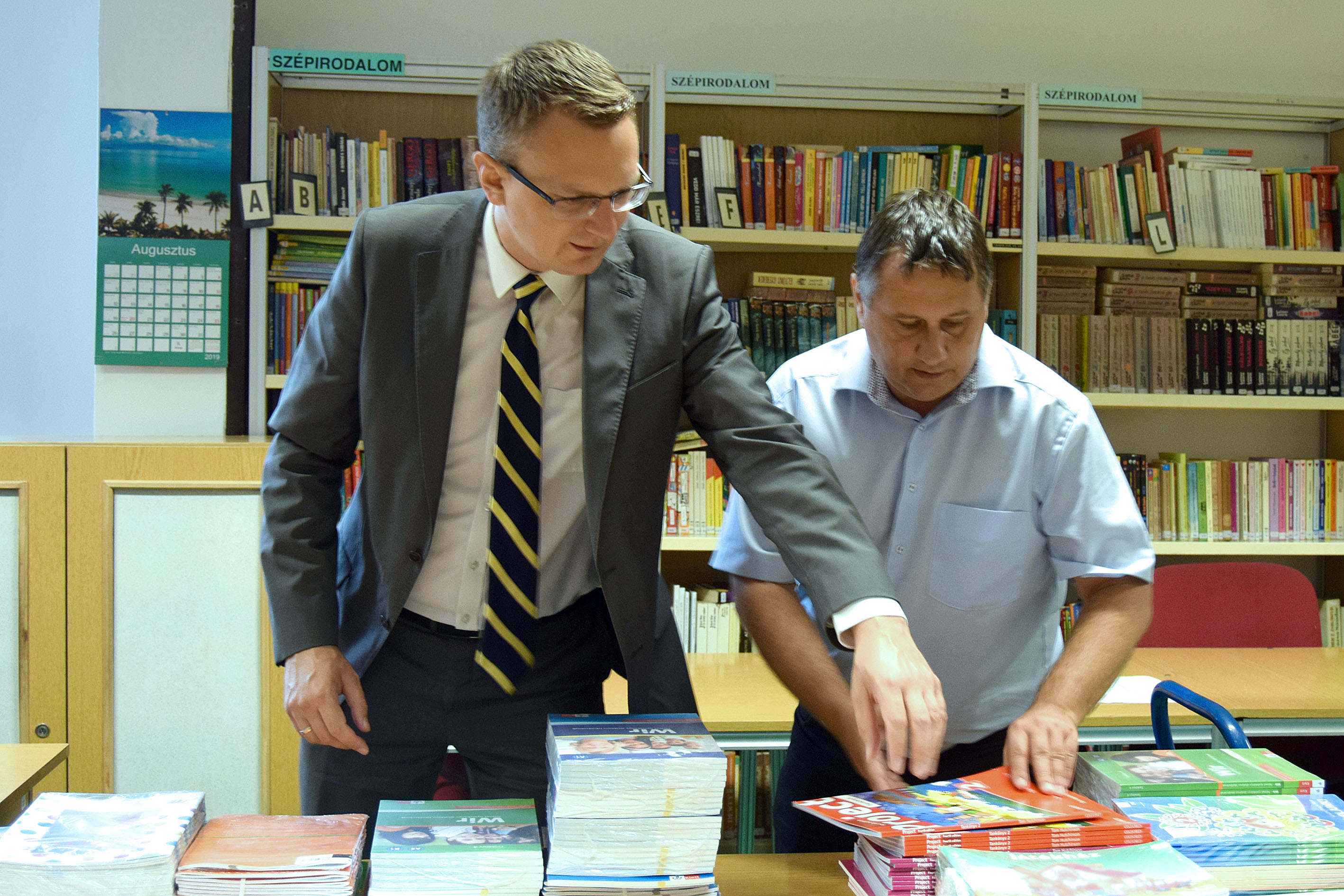 Megérkeztek a tankönyvek (Rétvári Bence)