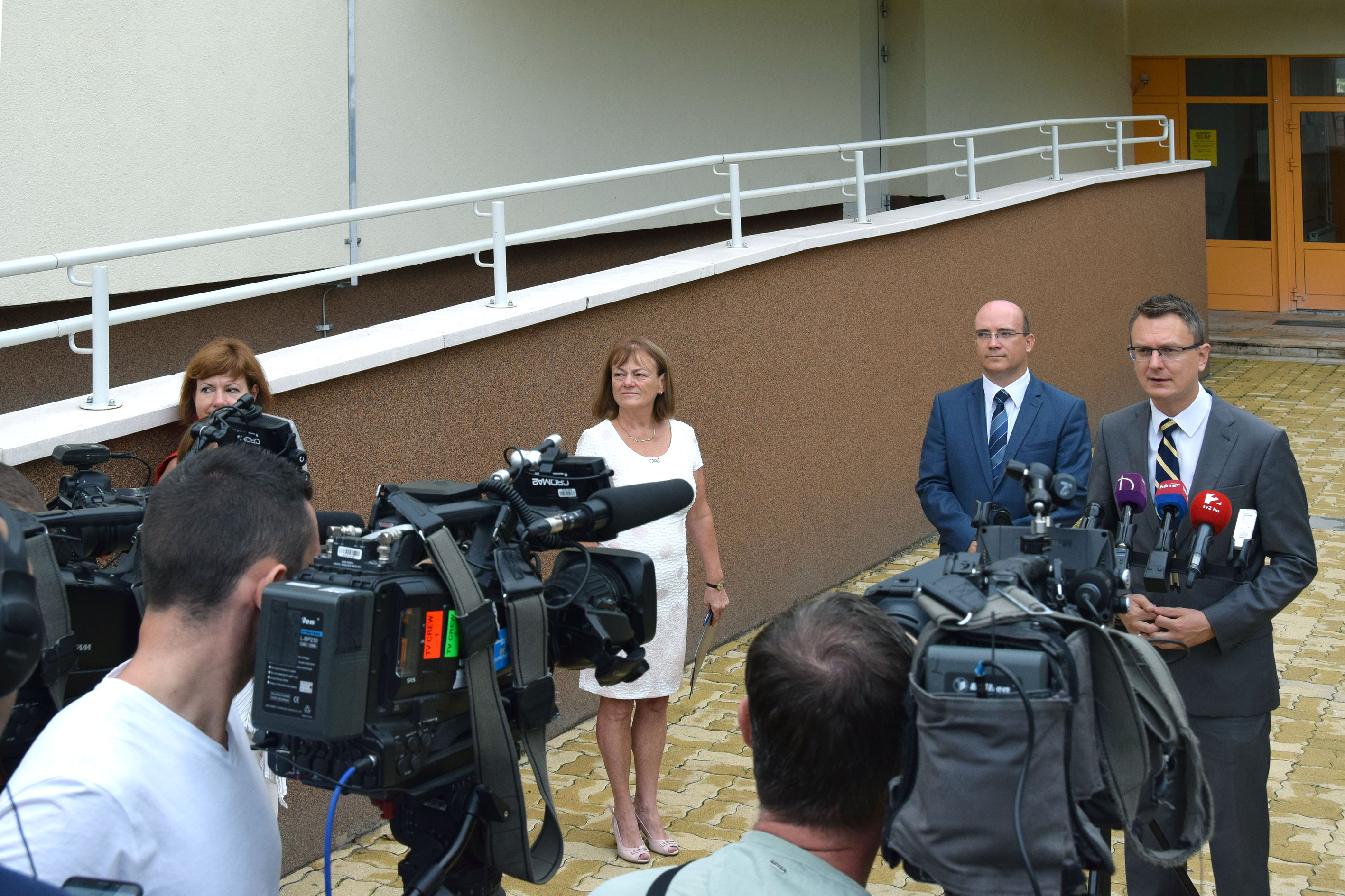 Megérkeztek a tankönyvek (Rétvári Bence)