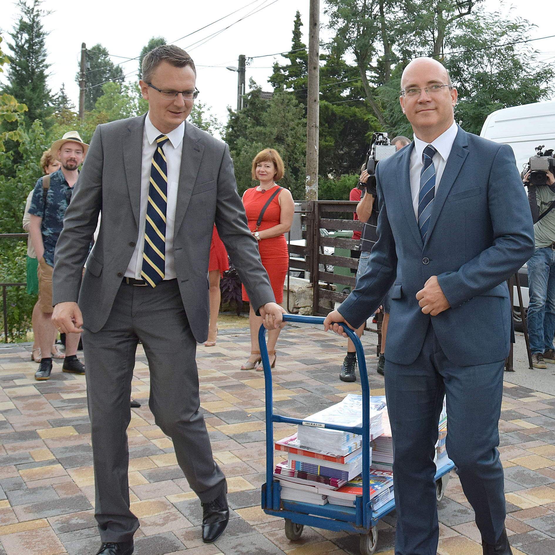 Megérkeztek a tankönyvek (Rétvári Bence)