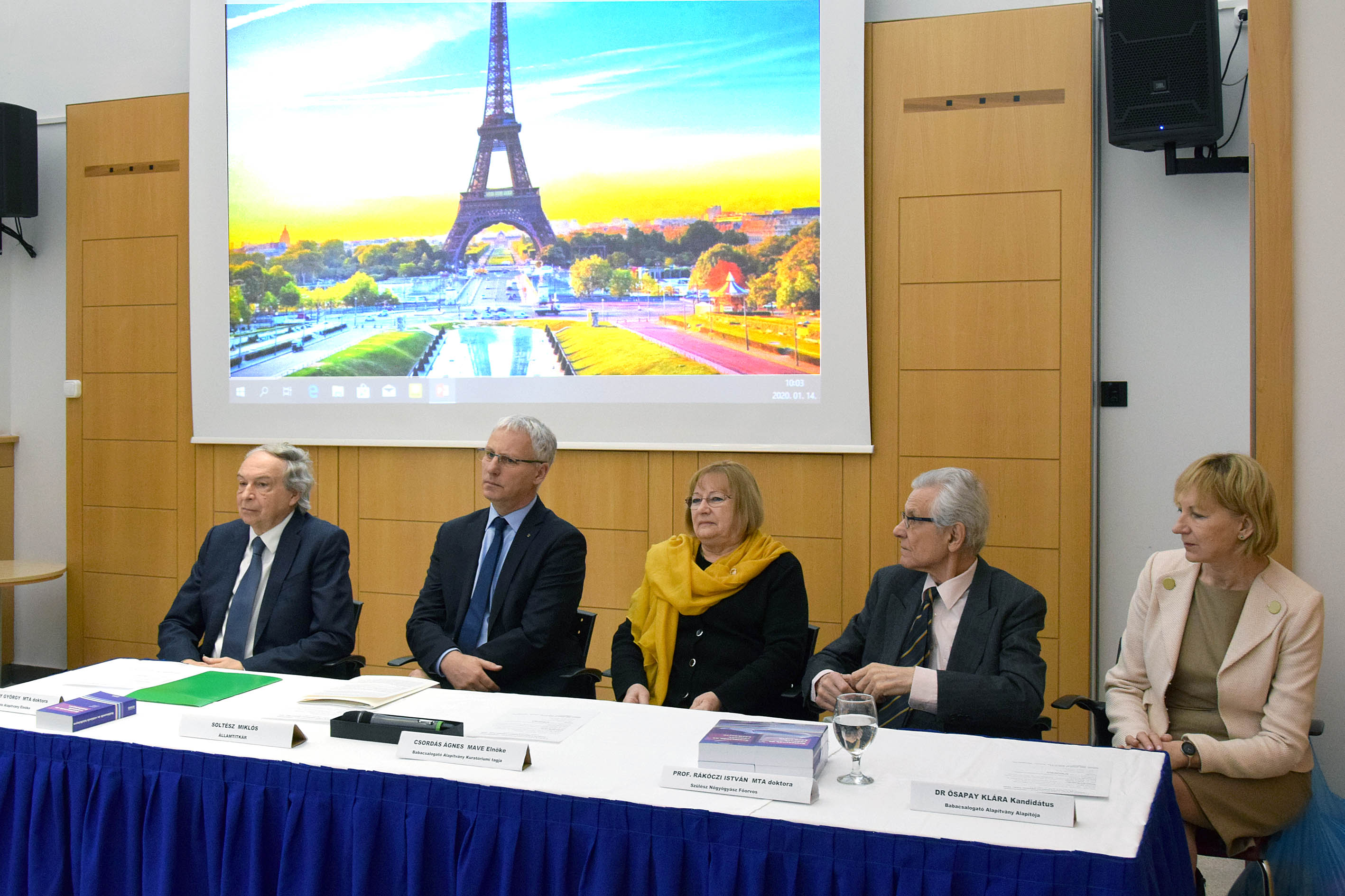 Prof.Ősapay György alapítványi elnök, Soltész Miklós államtitkár, Csordás Ágnes, a Magyar Védőnők Egyesületének elnöke, Prof. Rákoczi István, Dr. Ősapay Klára alapító