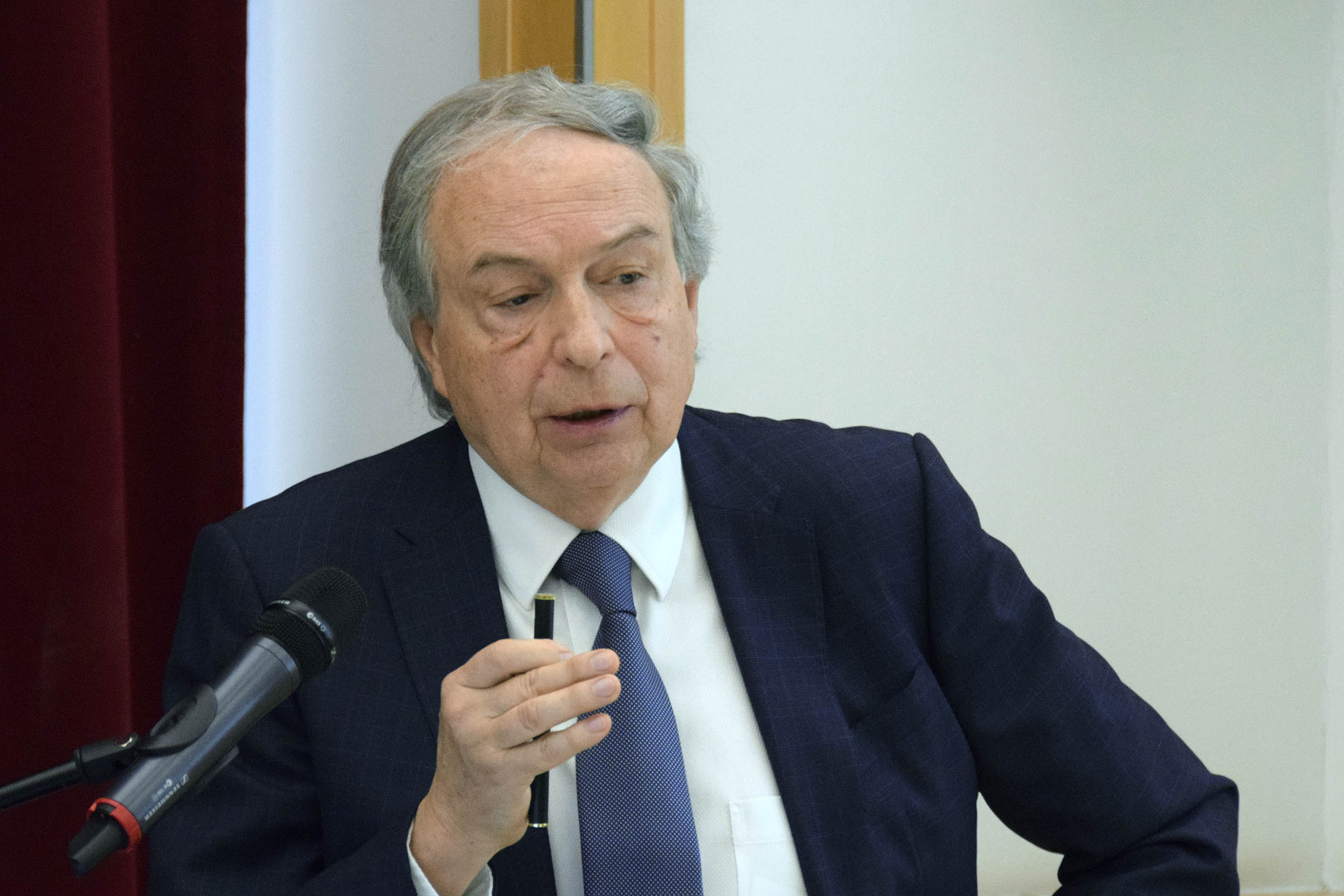 Prof.Ősapay György alapítványi elnök