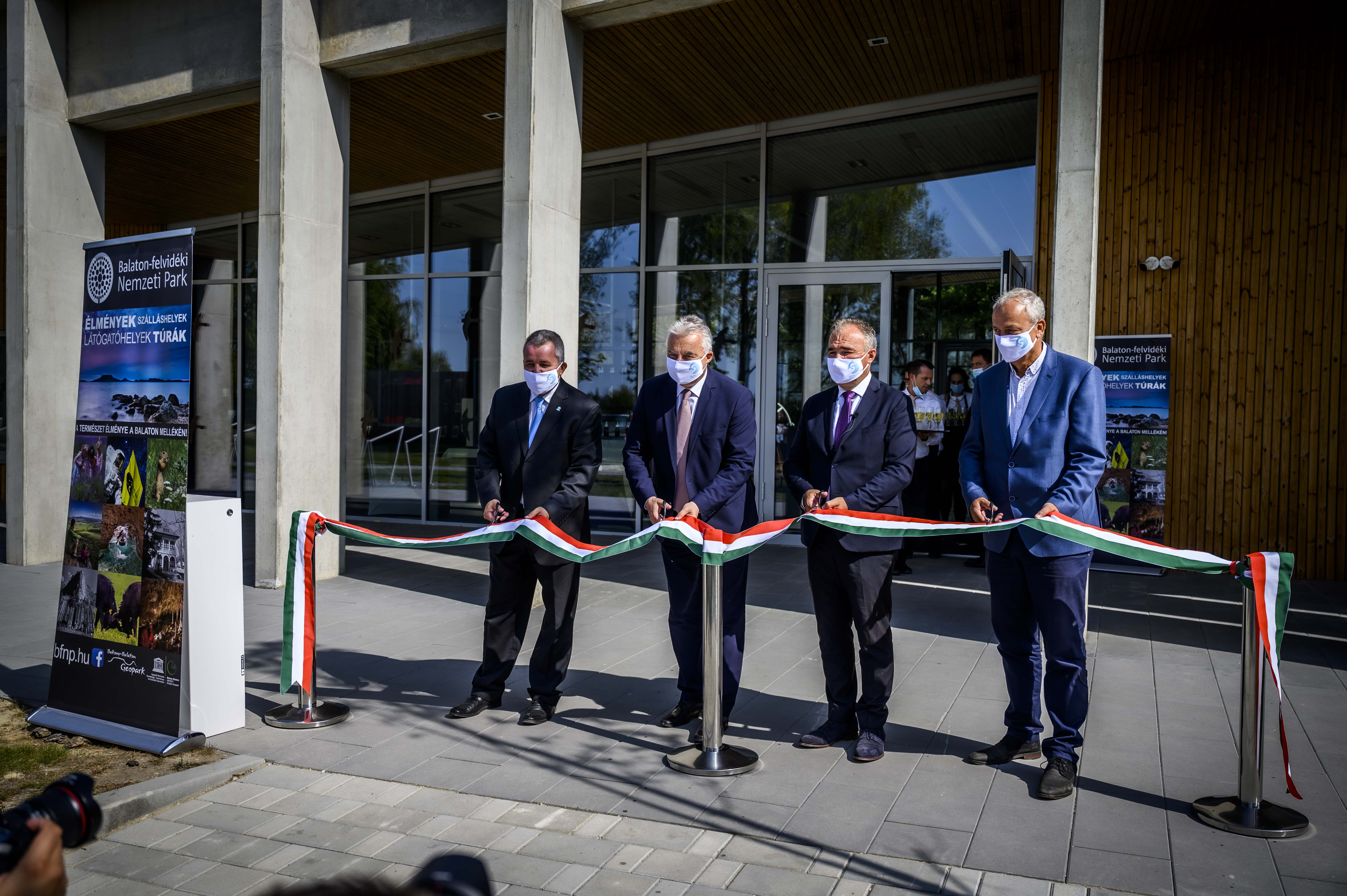 Semjén Zsolt (KDNP), miniszterelnök-helyettes (b2), Nagy István agrárminiszter (b3) átadják a Kis-Balaton Látogatóközpontot Fenékpusztán (Fenékpuszta, 2020.09.22. KDNP fotó: Pelsőczy Csaba)