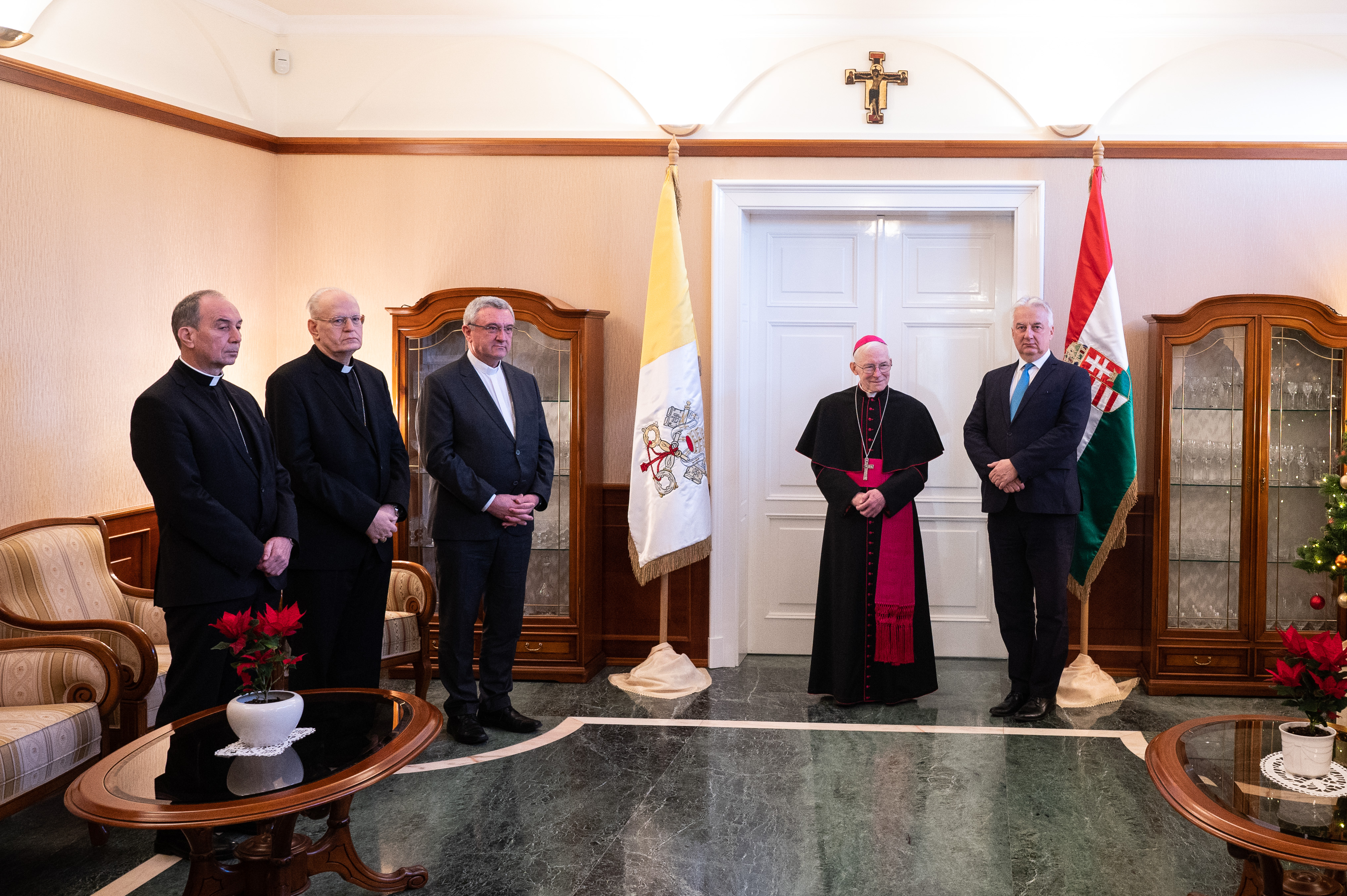 Kitüntetés az apostoli nunciusnak