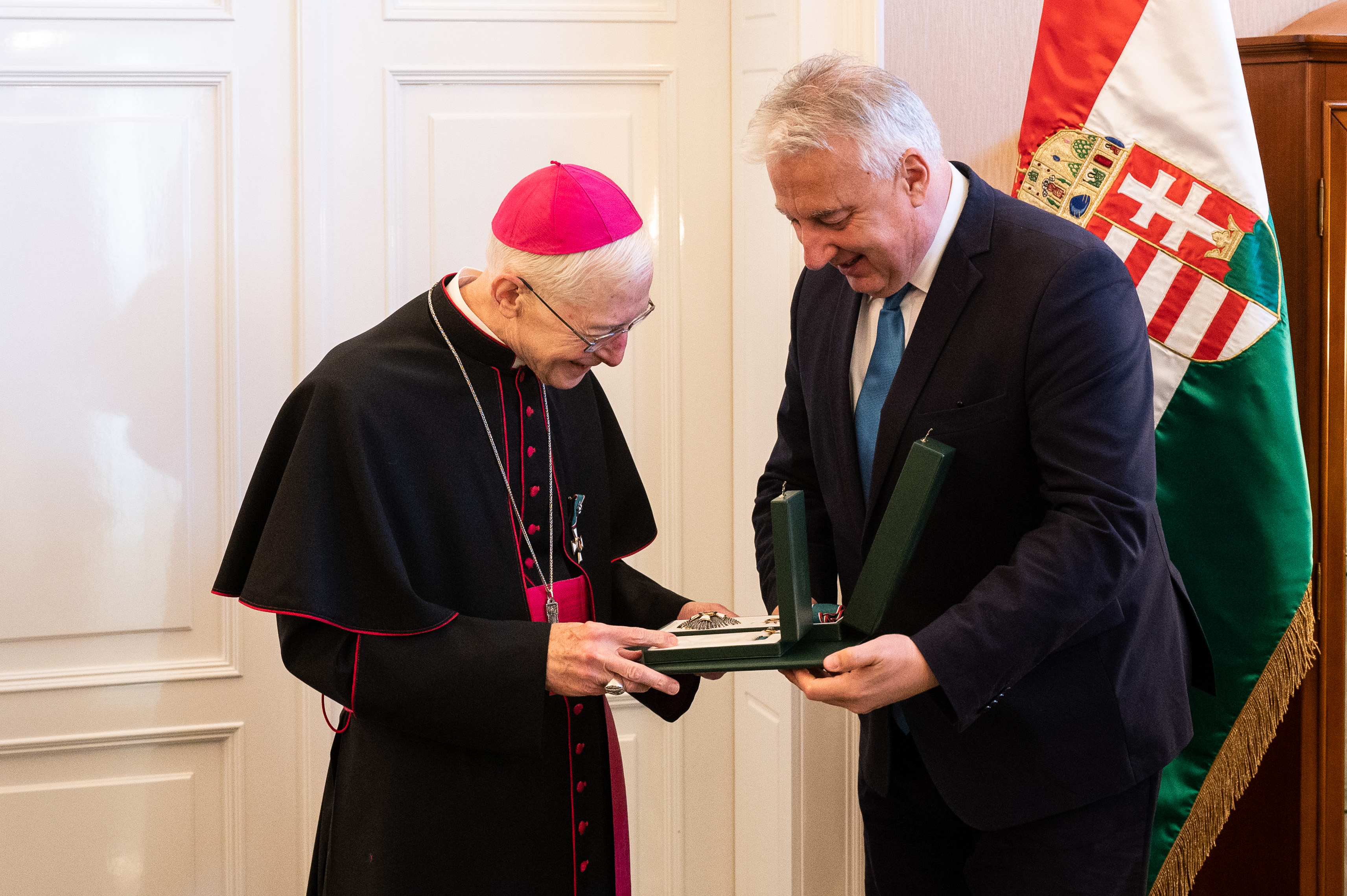 Kitüntetés az apostoli nunciusnak