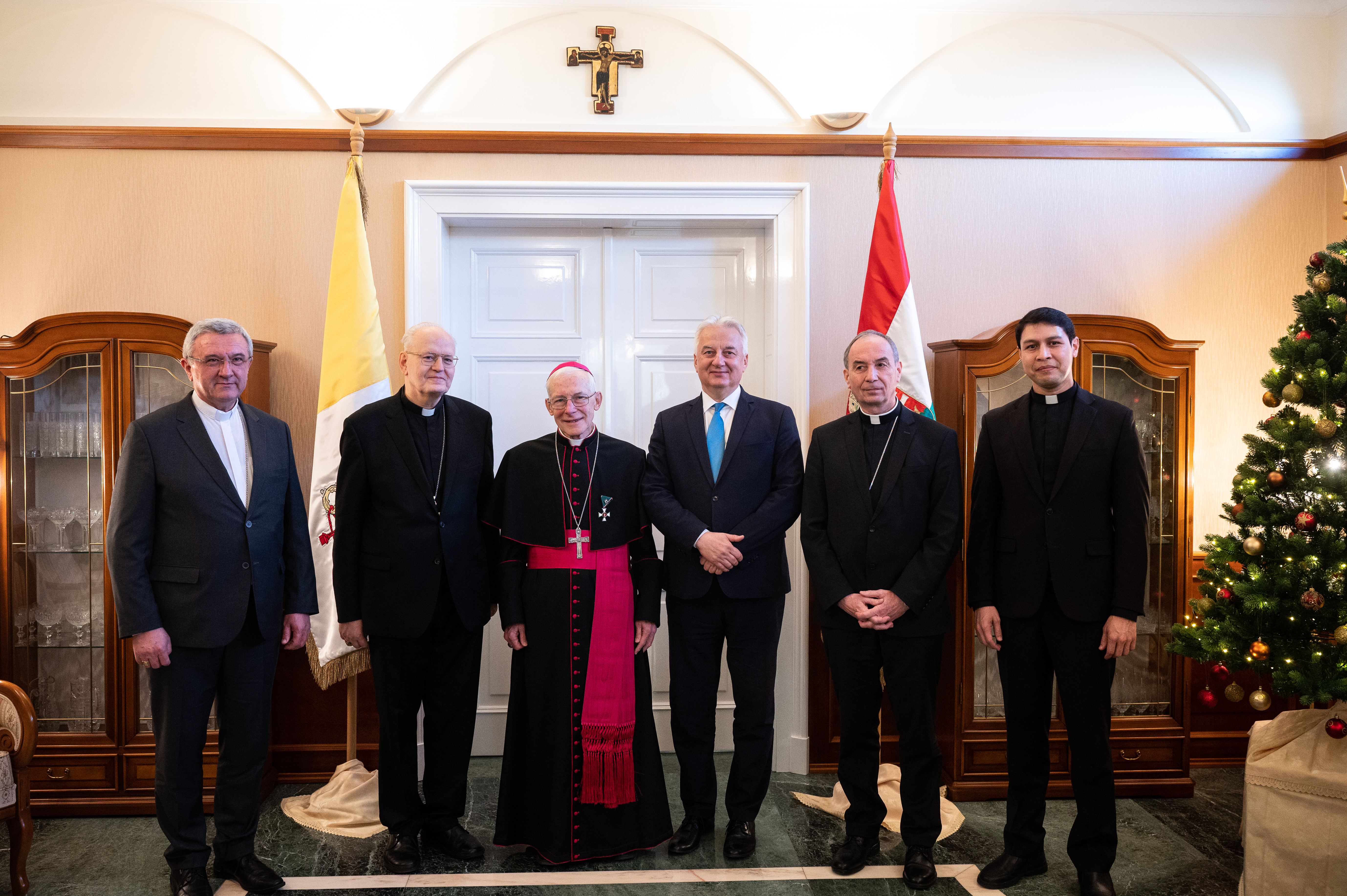 Kitüntetés az apostoli nunciusnak