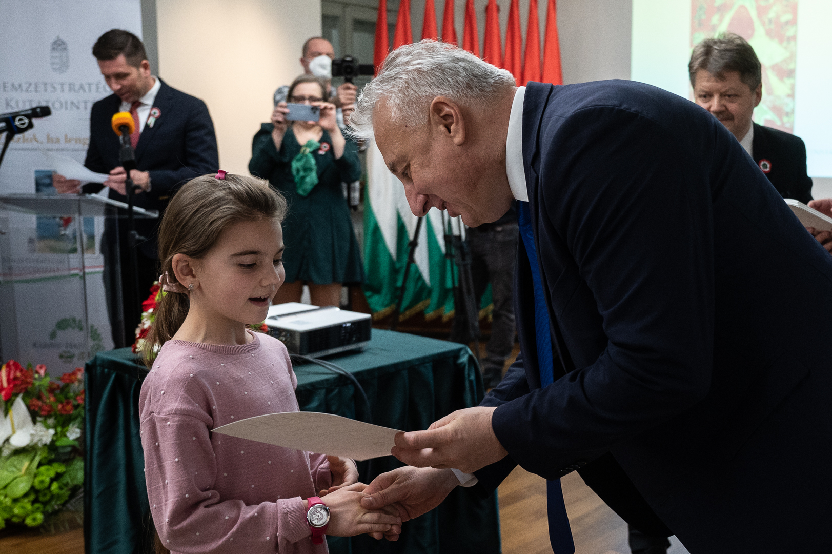 Semjén Zsolt átadja a díjat