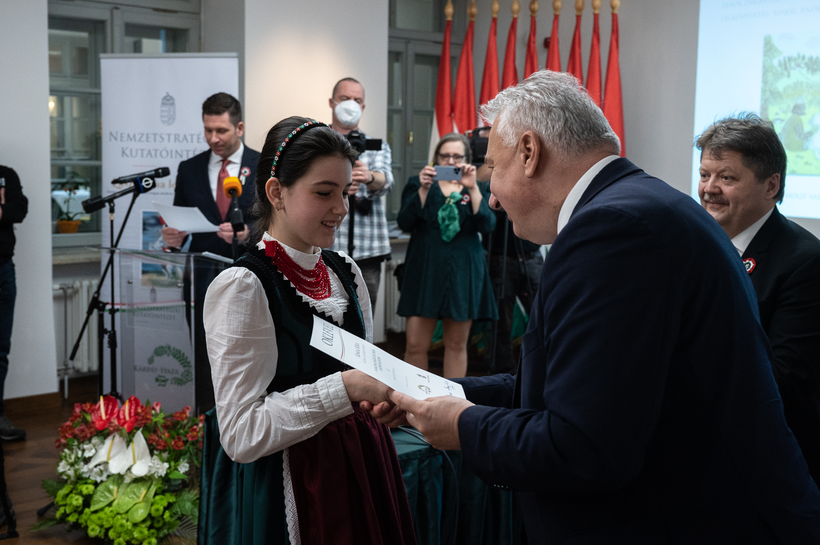 Semjén Zsolt átadja a díjat