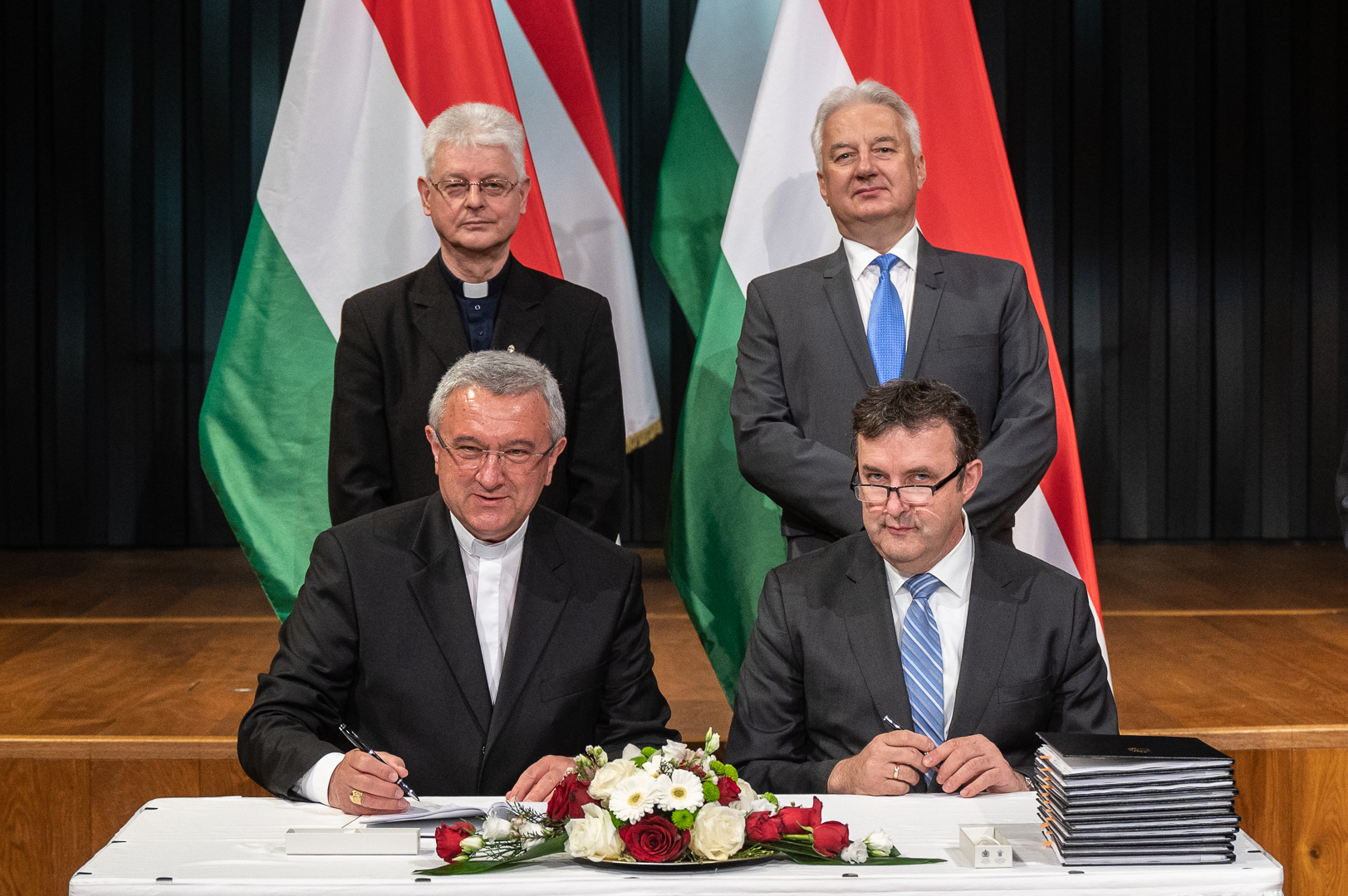 Megállapodás aláírása