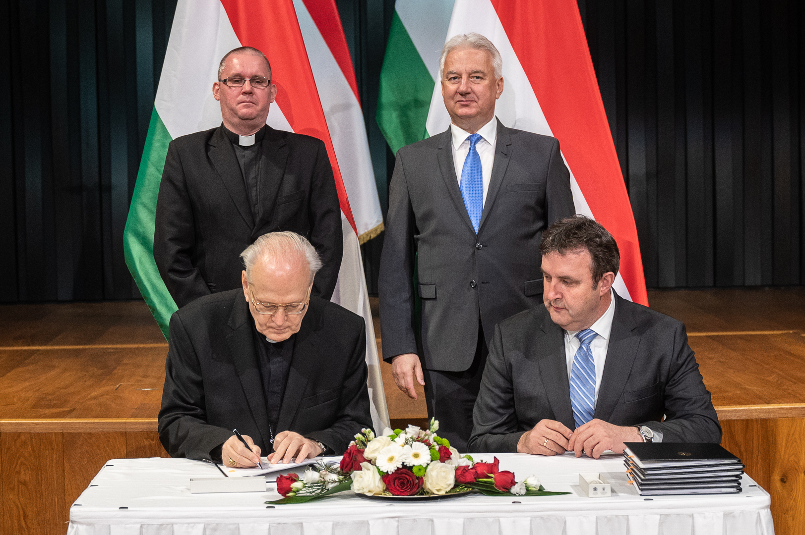 Megállapodás aláírása