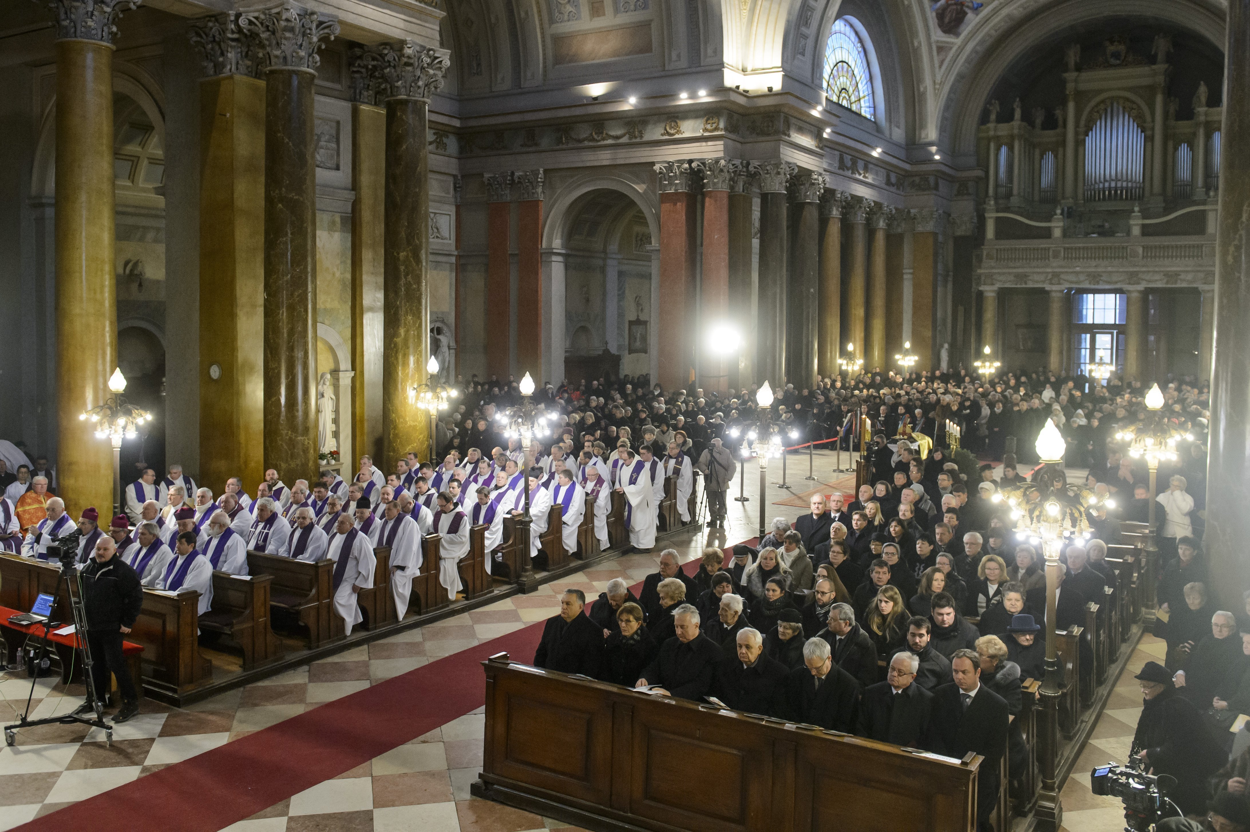 Orbán Viktor miniszterelnök (első sor b), mellette felesége, Lévai Anikó (b2), Semjén Zsolt nemzetpolitikáért, egyházügyekért és nemzetiségekért felelős miniszterelnök-helyettes (b3), Latorcai János, az Országgyűlés kereszténydemokrata alelnöke (b4), Soltész Miklós, a Miniszterelnökség egyházi és nemzetiségi kapcsolatokért felelős államtitkára (b5), Habis László (Fidesz-KDNP), Eger polgármestere (b6) és Nyitrai Zsolt kiemelt társadalmi ügyekért felelős miniszterelnöki megbízott (b7) Seregély István nyugalmazott egri érsek, a Magyar Katolikus Püspöki Konferencia (MKPK) volt elnökének gyászszertartásán az egri főszékesegyházban 2019. január 8-án.  (MTI fotó: Komka Péter)