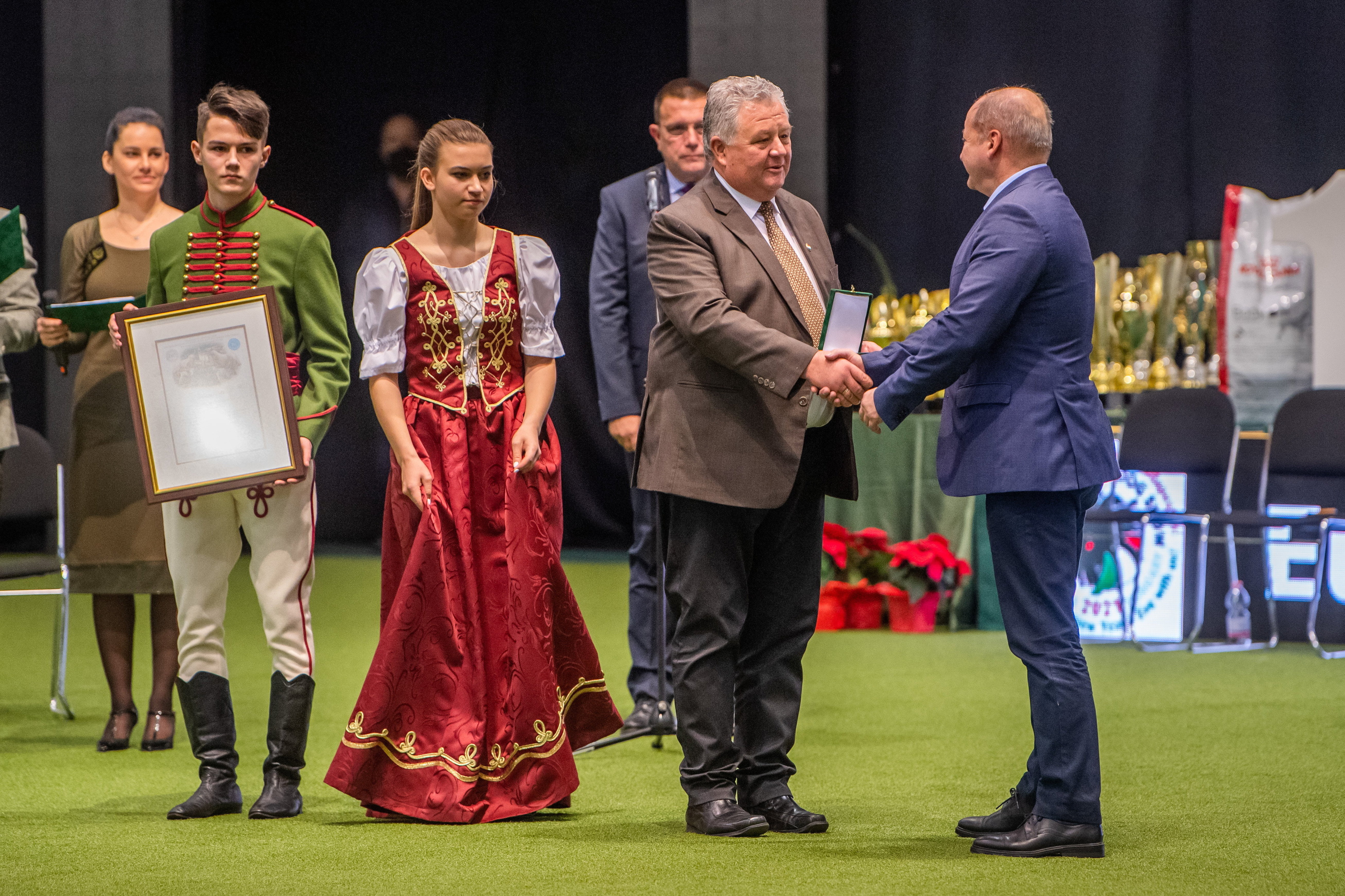 Simicskó István dijat vesz át a nemzetközi kutyakiállításon a Hungexpón