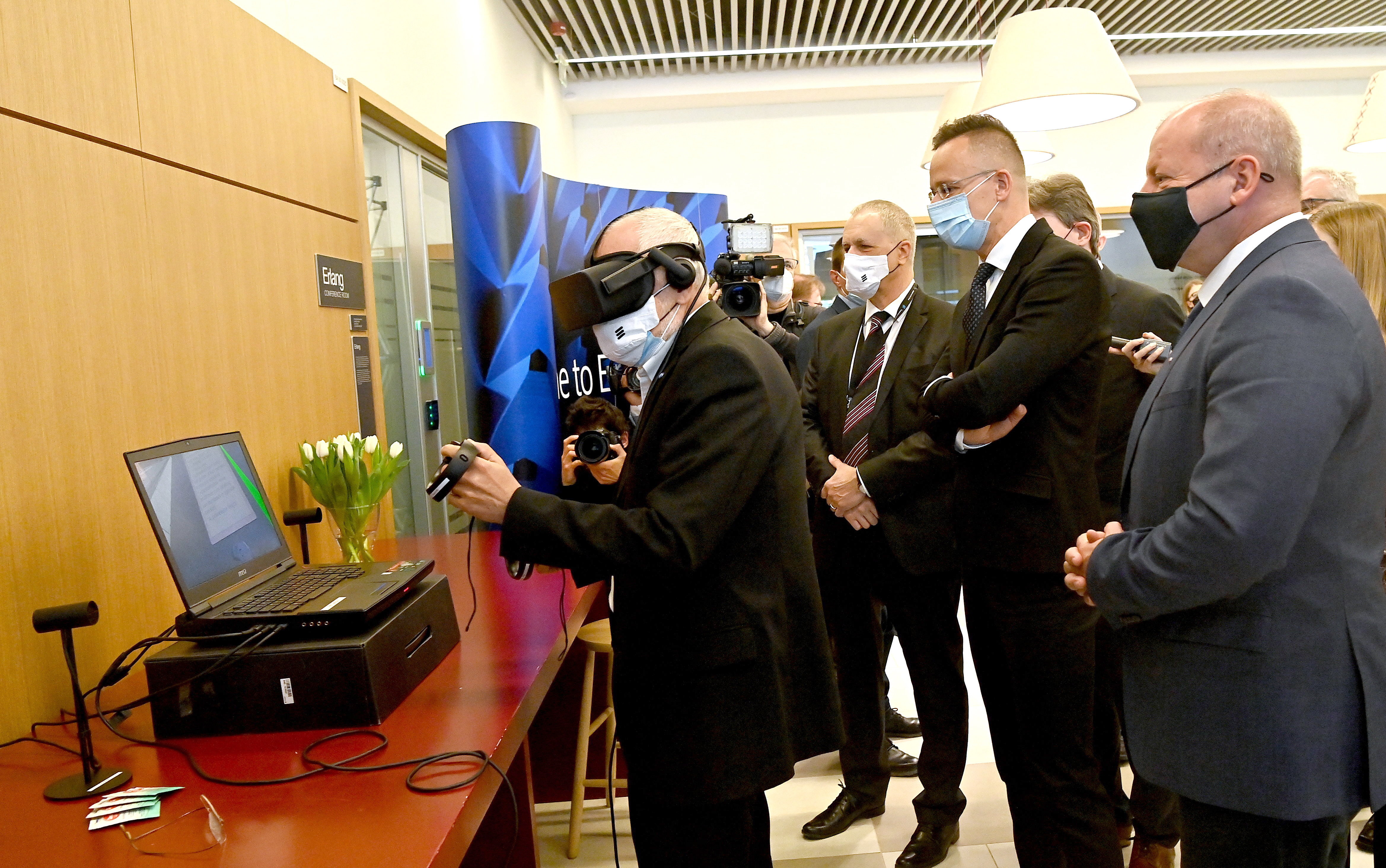 Simicskó István KDNP-s országgyűlési képviselő (j), Szijjártó Péter külgazdasági és külügyminiszter (j2) és Éri Gábor, az Ericsson Magyarország vezérigazgatója (j3) a cég kutatás-fejlesztési központjának bővítéséről tartott budapesti sajtótájékoztató után 2021. április 27-én. Az Ericsson 3 milliárd forintból bővíti budapesti központját, ezzel 200 új munkahelyet teremt. A kormány 600 millió forint vissza nem térítendő támogatást nyújt a fejlesztéshez. MTI/Illyés Tibor