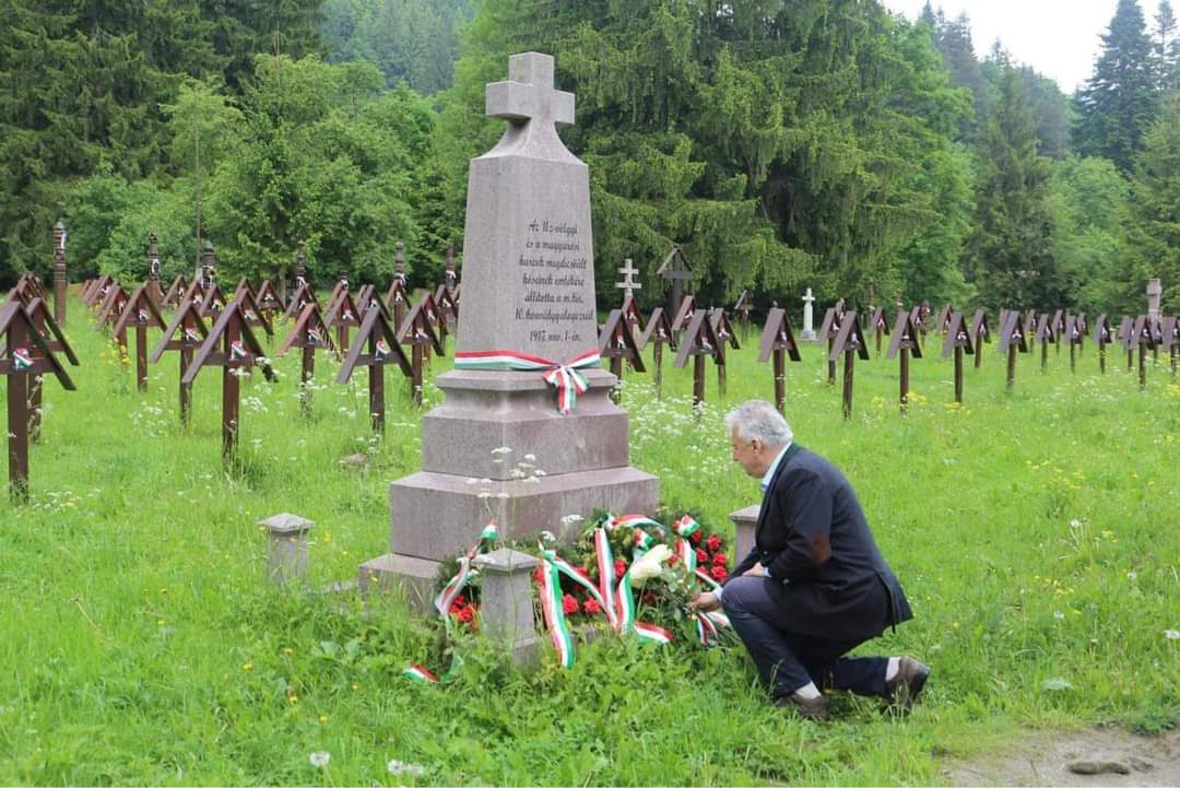 Semjén Zsolt az úzvölgyi temetőben