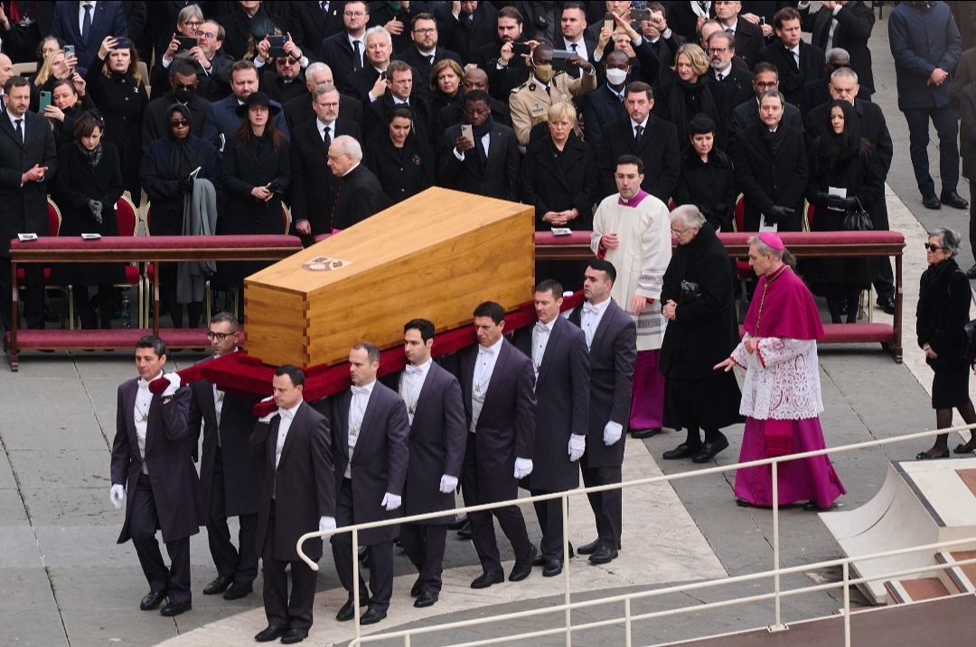 XVI. Benedek pápa temetése