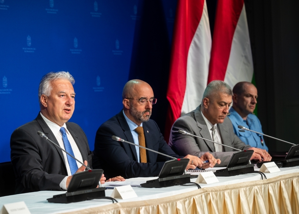 Semjén Zsolt beszél a pápalátogatásról szóló sajtótájékoztatón