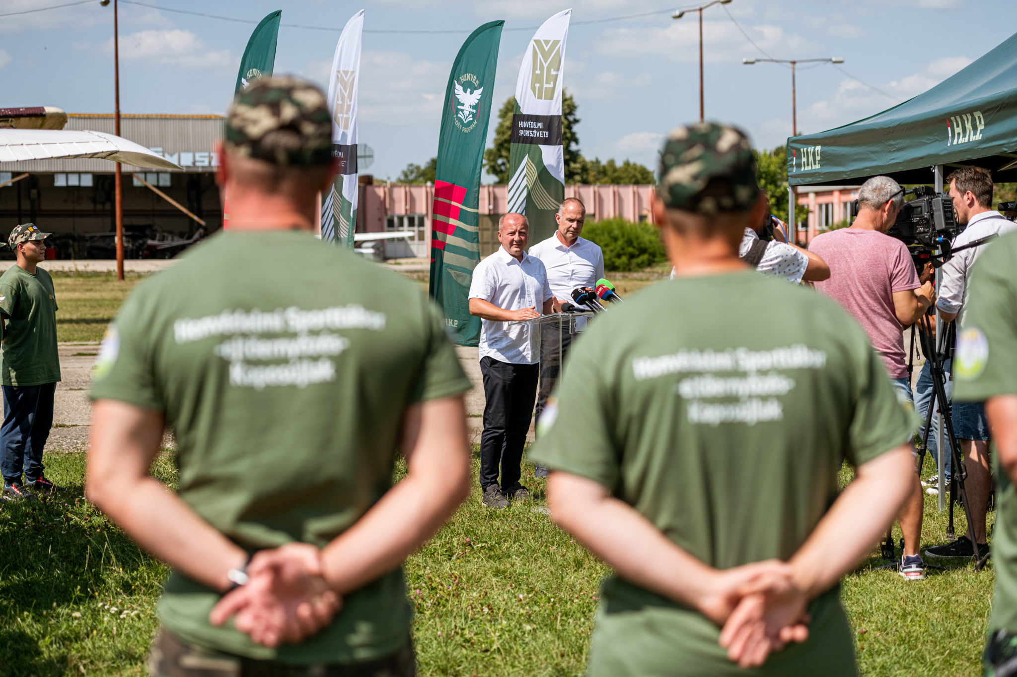 Simicskó István ejtőernyős táborban