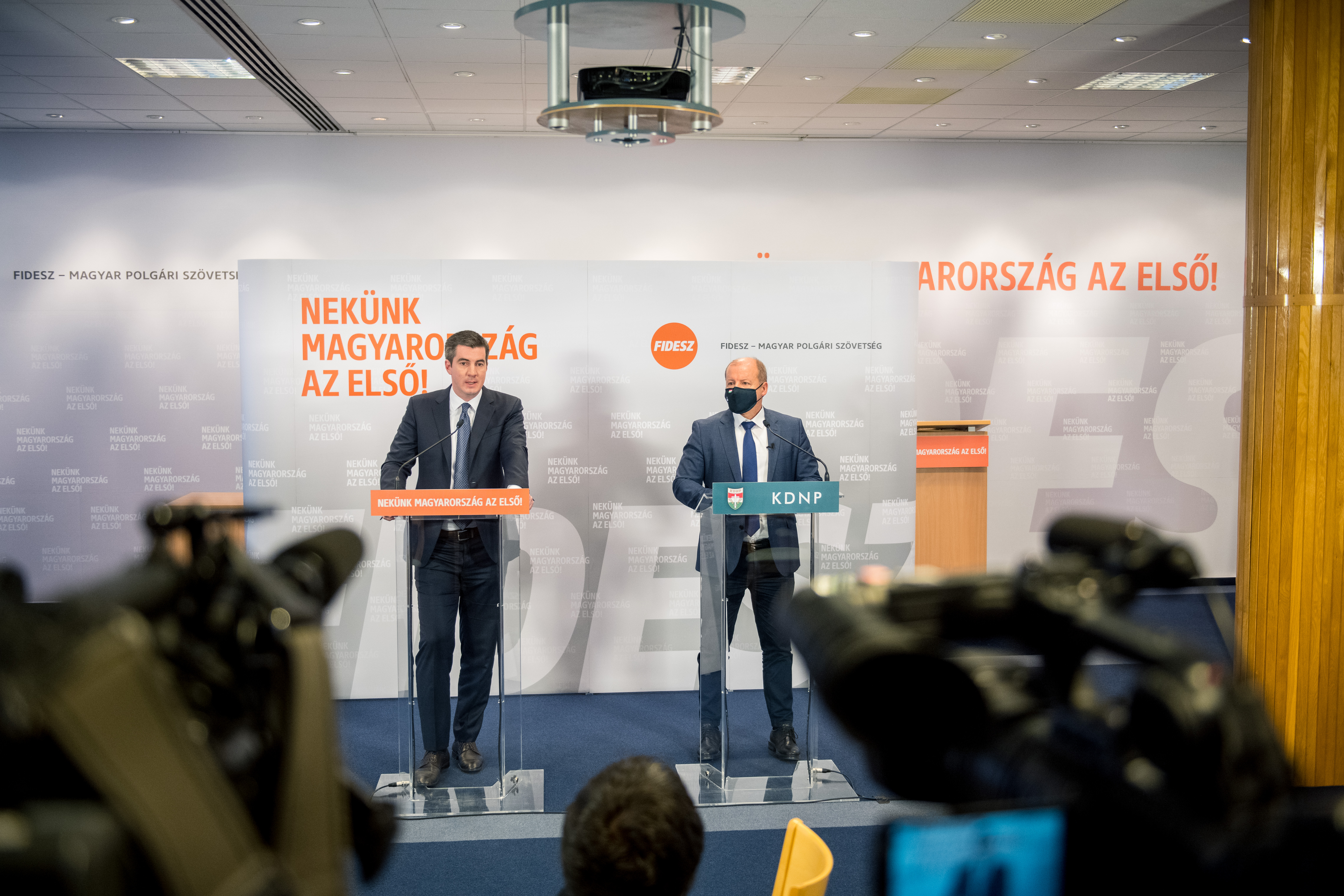 Sajtótájékoztató