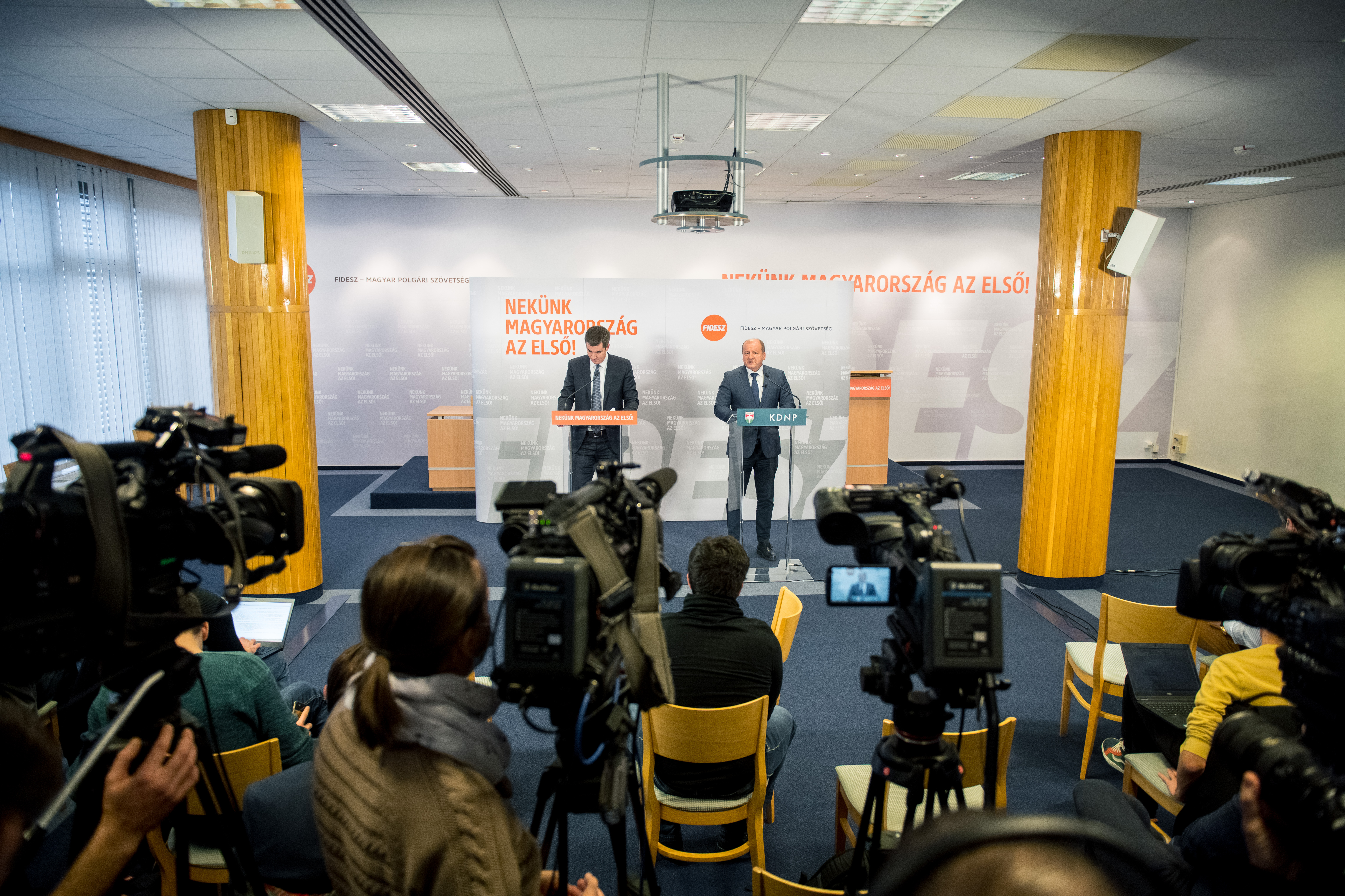 Sajtótájékoztató