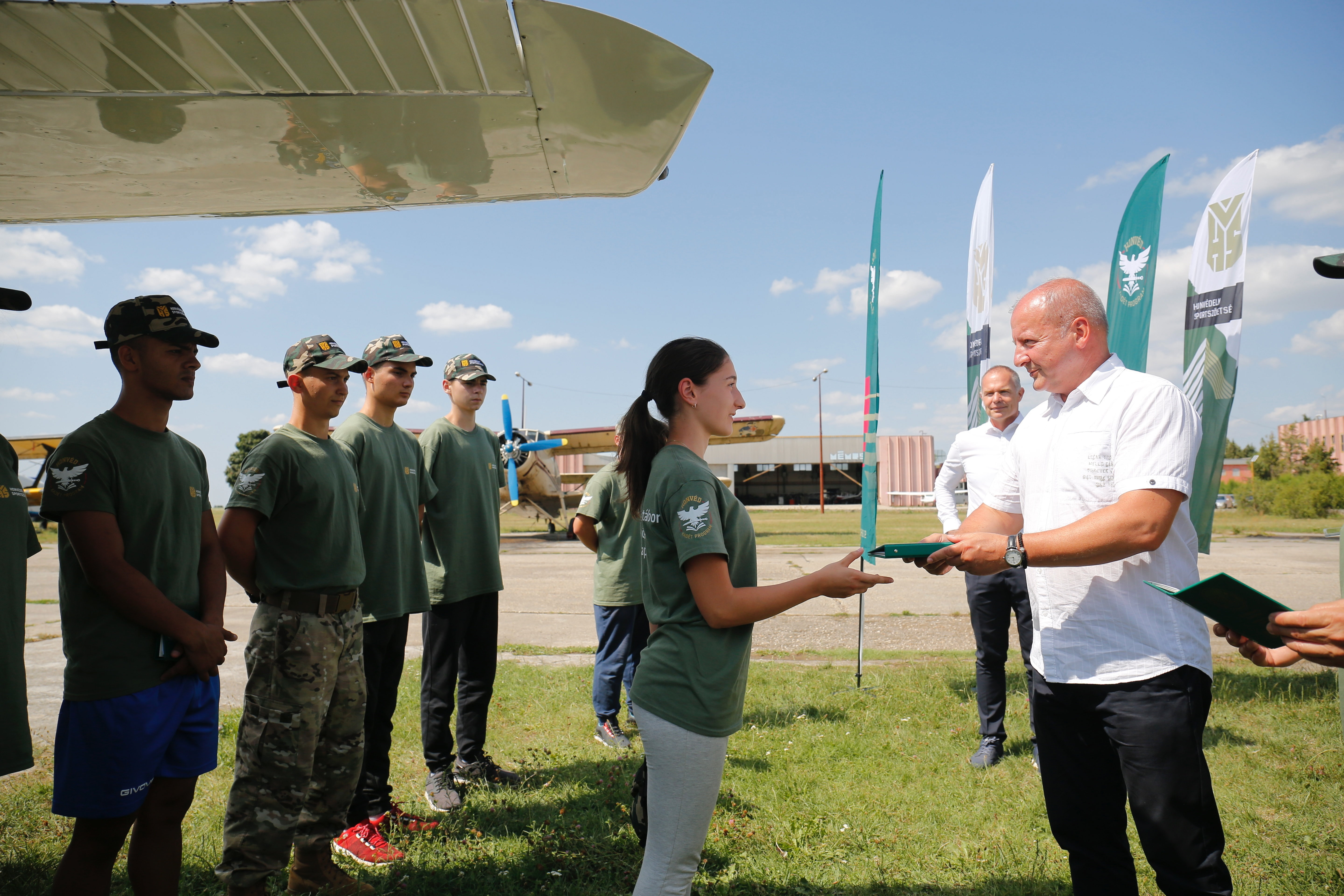 Simicskó István ejtőernyős táborban