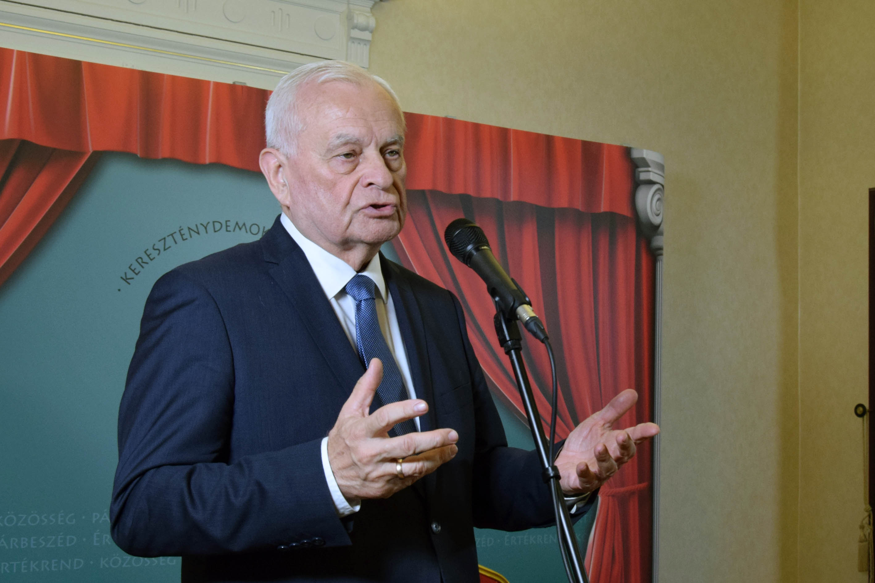 Harrach Péter