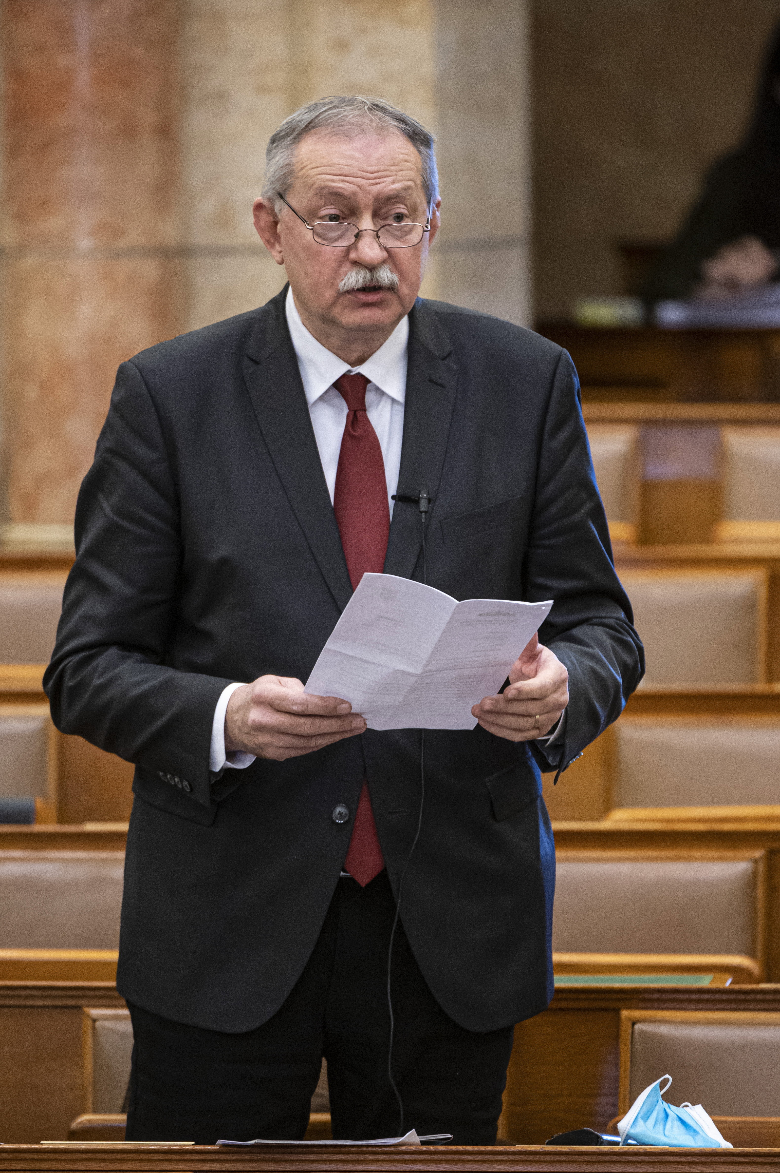 Szászfalvi László