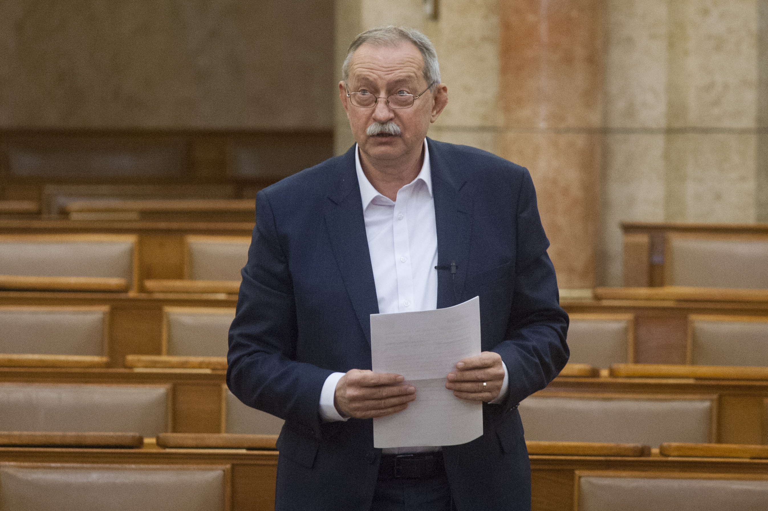 Szászfalvi László