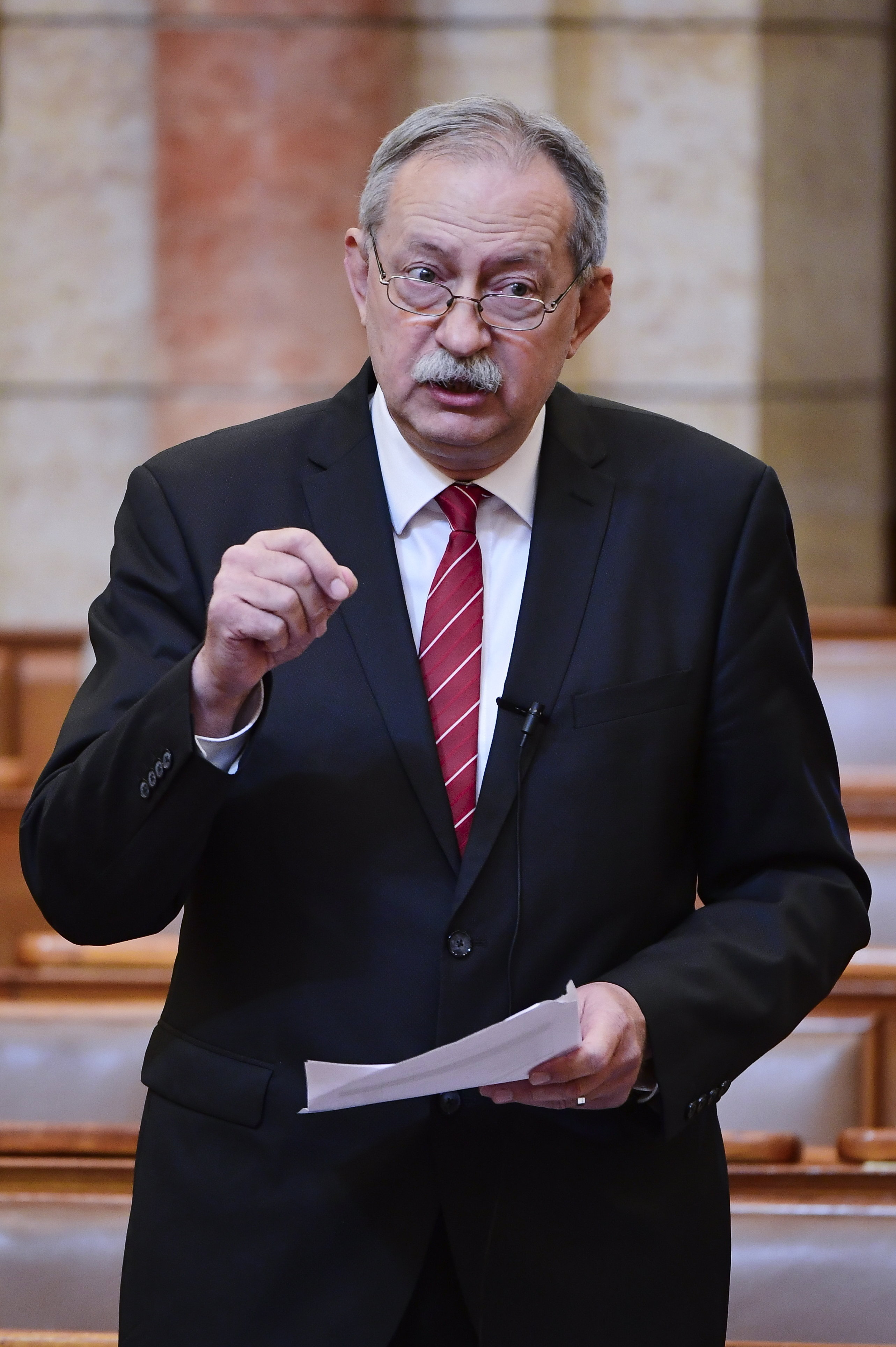 Szászfalvi László