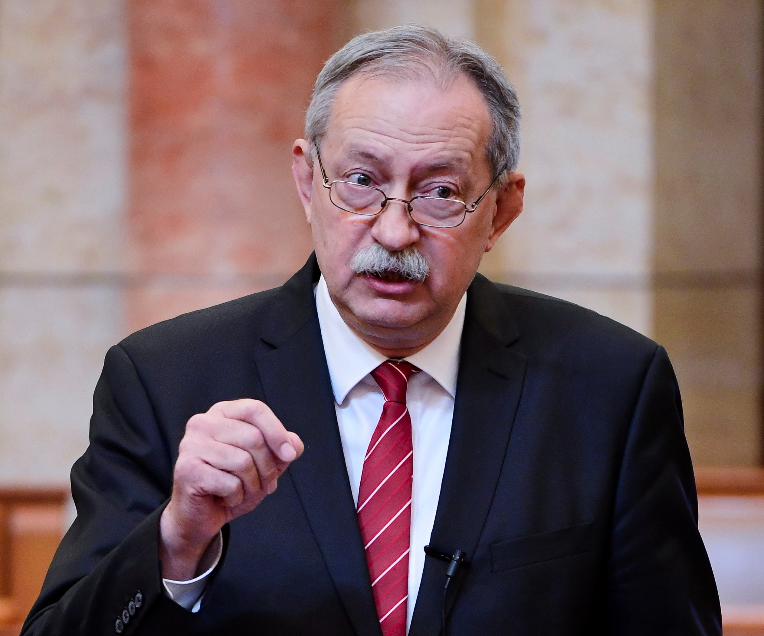 Szászfalvi László