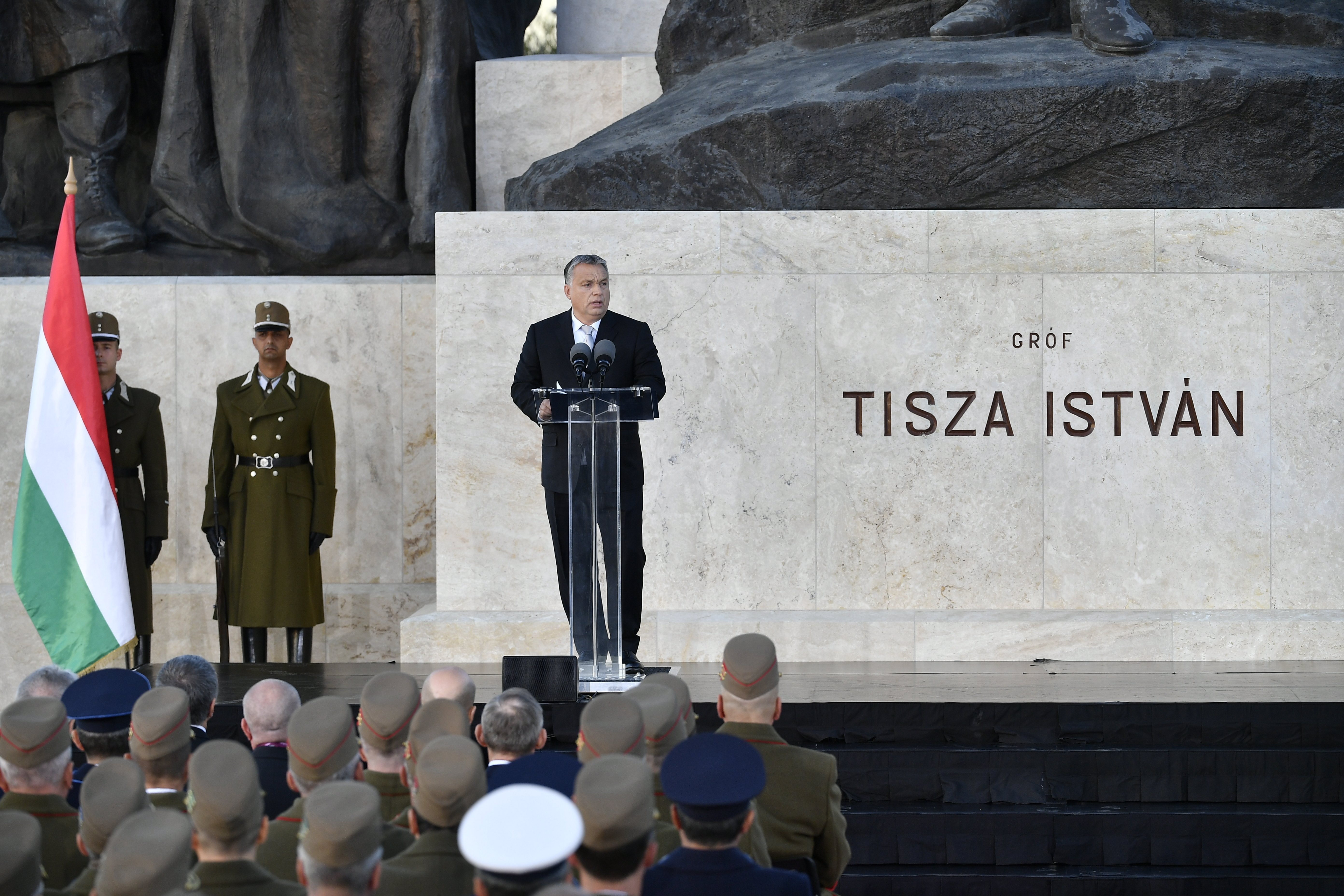 Orbán Viktor Tisza István emlékművénél